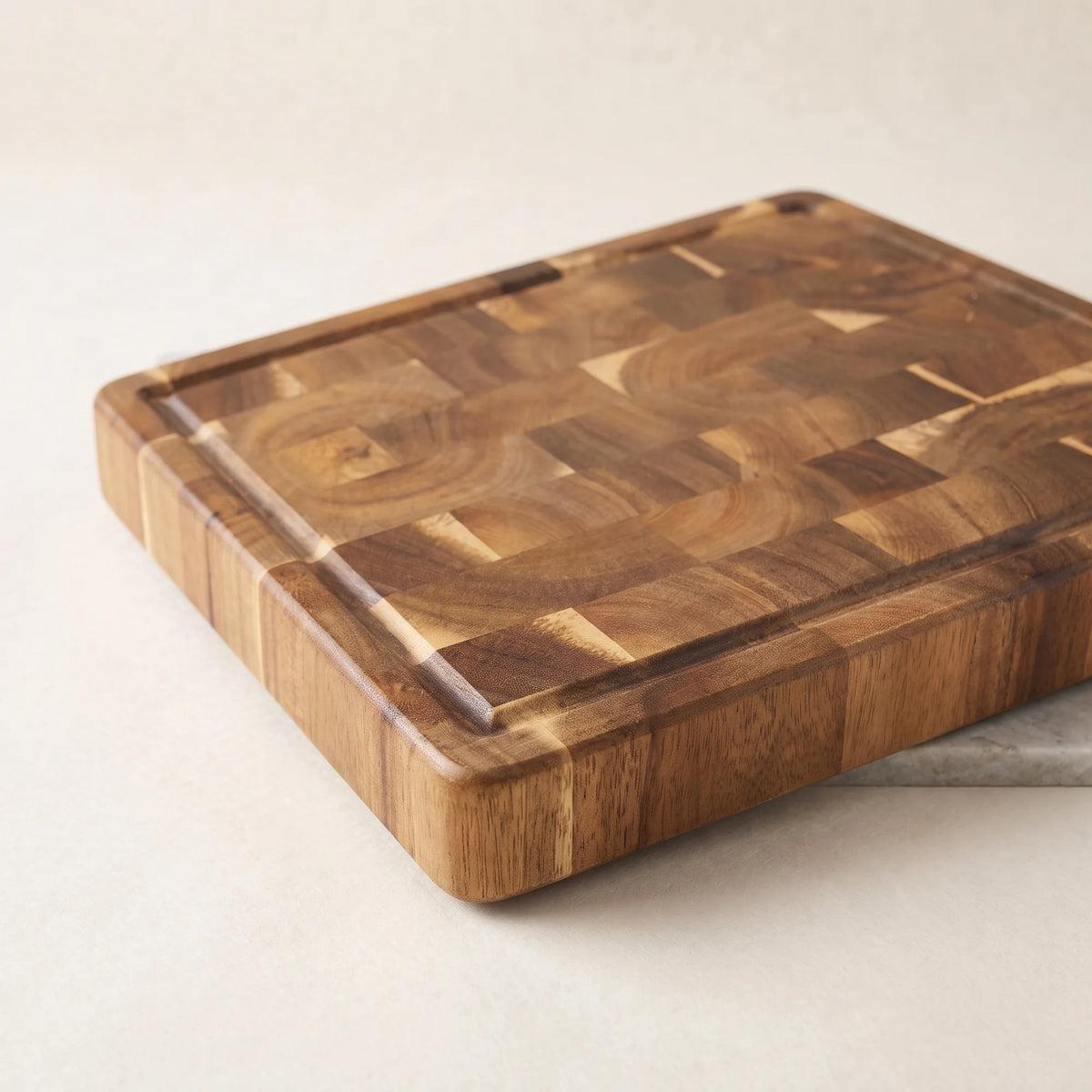 End-Grain Acacia Board – Hochodo, three-quarter view