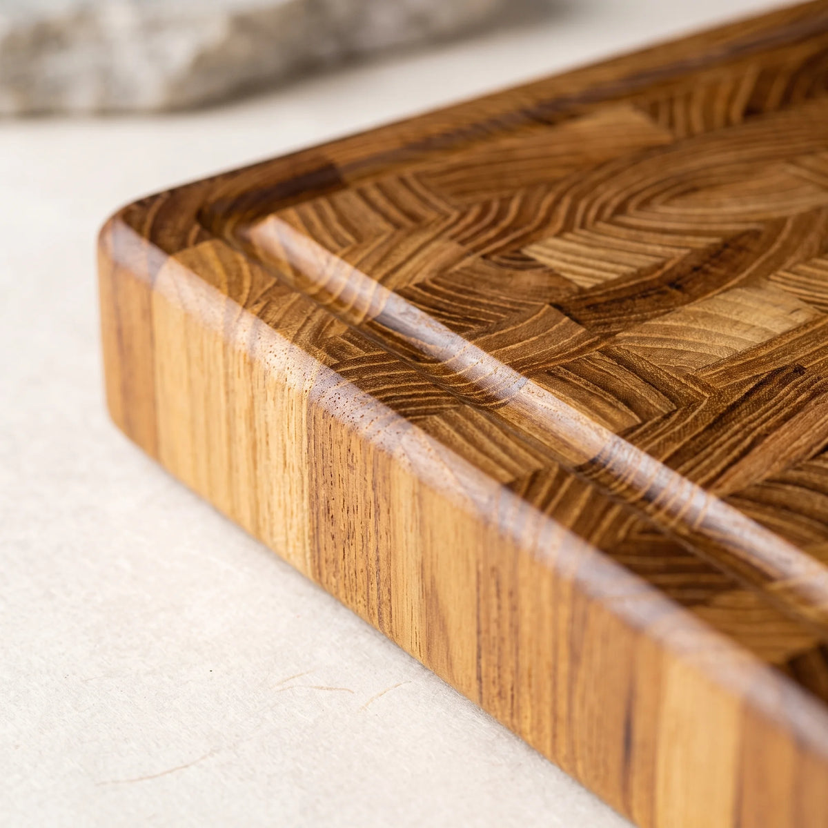 End-Grain Teak Board – Hochodo, blade and material detail